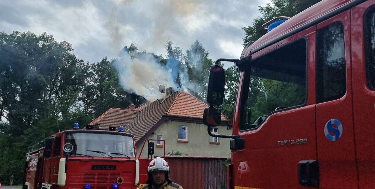 Osiem zastępów straży pożarnej gasiło pożar domu, do którego doszło w poniedziałek w Brynicy (gmina Miasteczko Śląskie). Fot. OSP Żyglinek