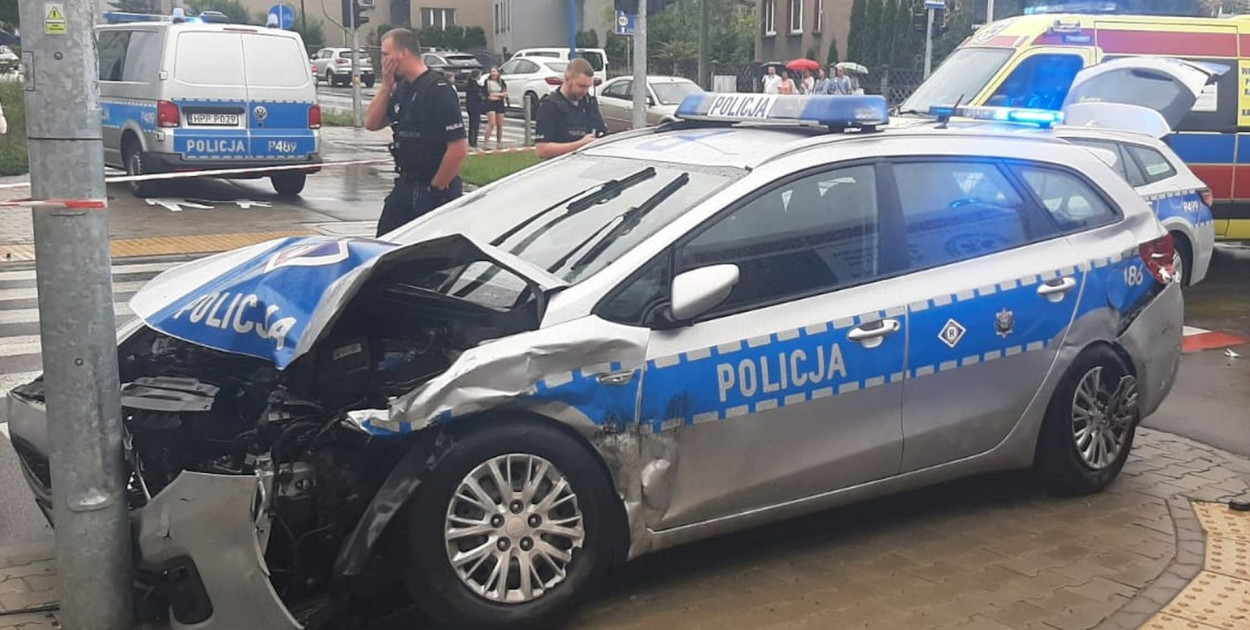 Wypadek radiowozu. Dwaj policjanci w szpitalu. Fot.  Straż Pożarna Piekary Śląskie