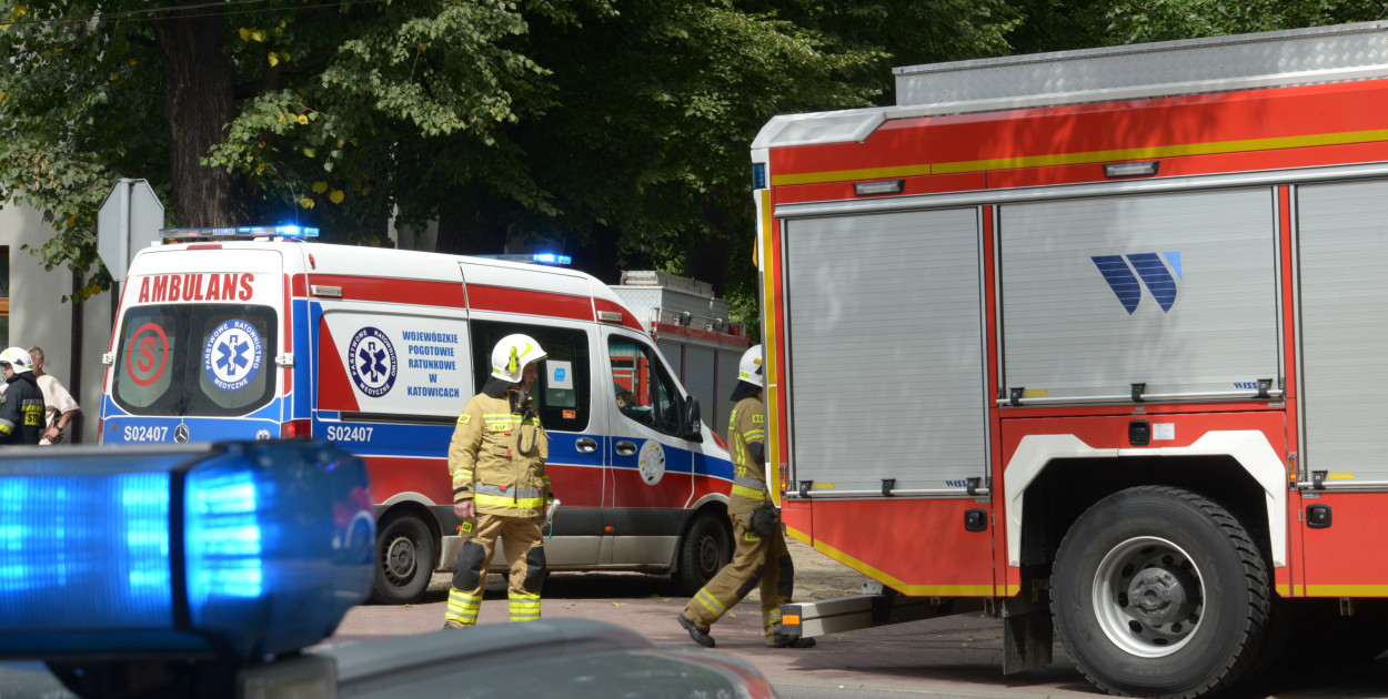 Wypadek w Nakle Śląskim. Kierowca wjechał w ogrodzenie plebanii. Foto. Gwarek Tarnwoskie Góry