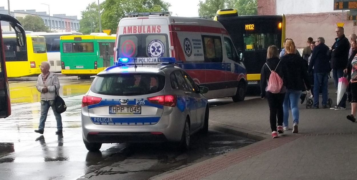 Mężczyzna wpadł na autobus, który odjeżdżał z dworca w Tarnowskich Górach. Fot. E. Kulińska