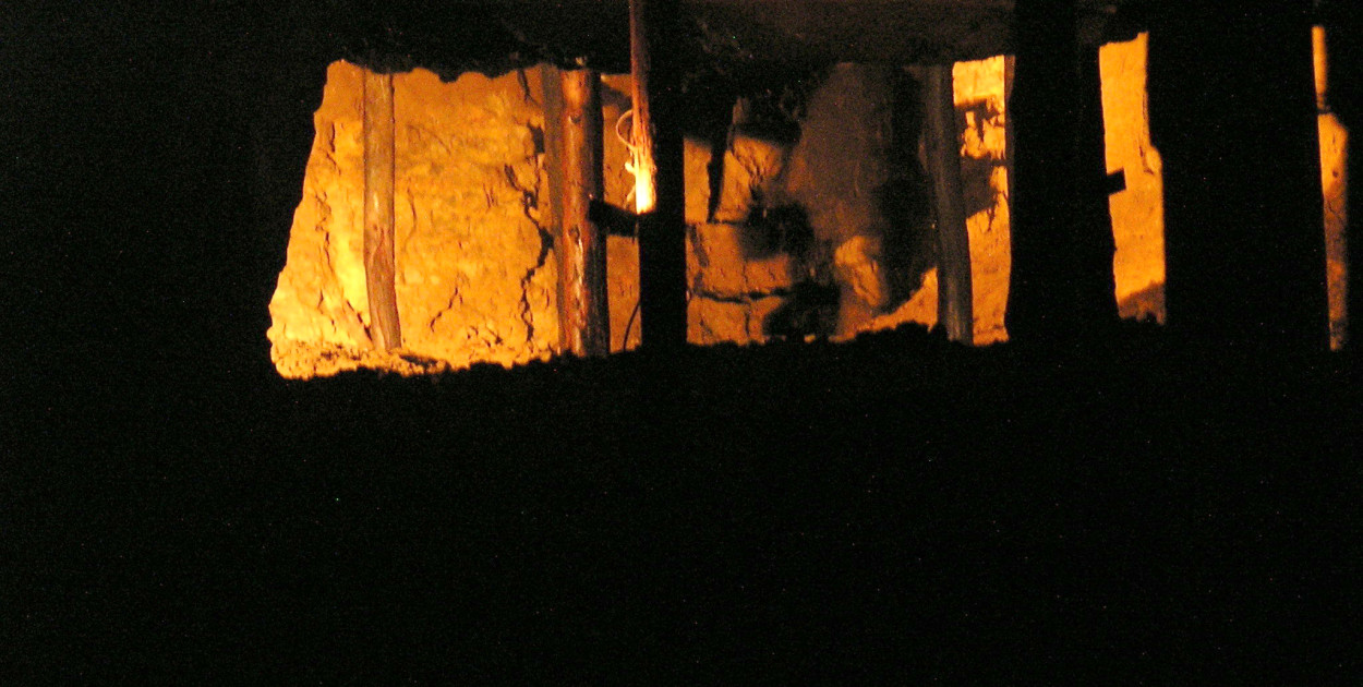 Komora zawałowa w Zabytkowej Kopalni Srebra w Tarnowskich Górach. Kto się uważnie przyjrzy, zauważy cień zakapturzonej, pochylonej postaci. Fot. Archiwum Gwarka