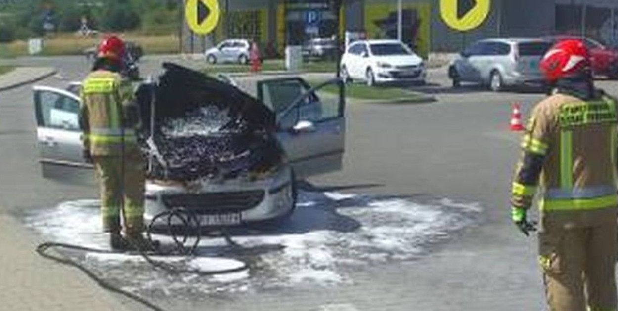 Straż Pożarna w Piekarach Śląskich ugasiła dzisiaj pożar samochodu. Zapalił się peugeot 407. Fot. Marcin Grunt