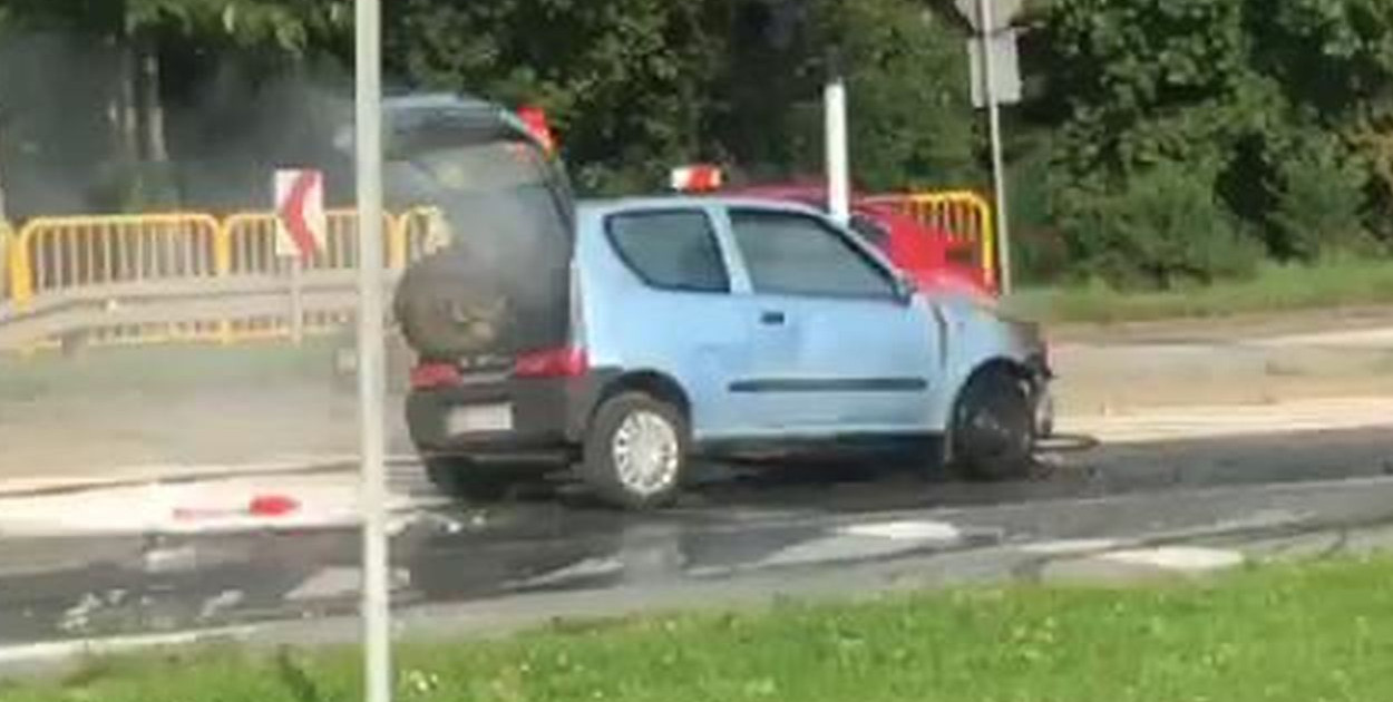 Tarnowskie Góry. Zapaliło się seicento. Objazd na Zagórskiej. Fot. Marcin Rupik