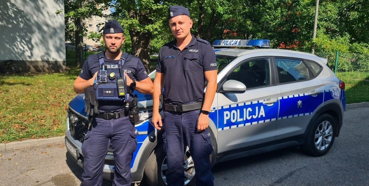 Policjanci kontynuowali  reanimację, którą rozpoczął młody tarnogórzanin. Fot. Archiwum policji