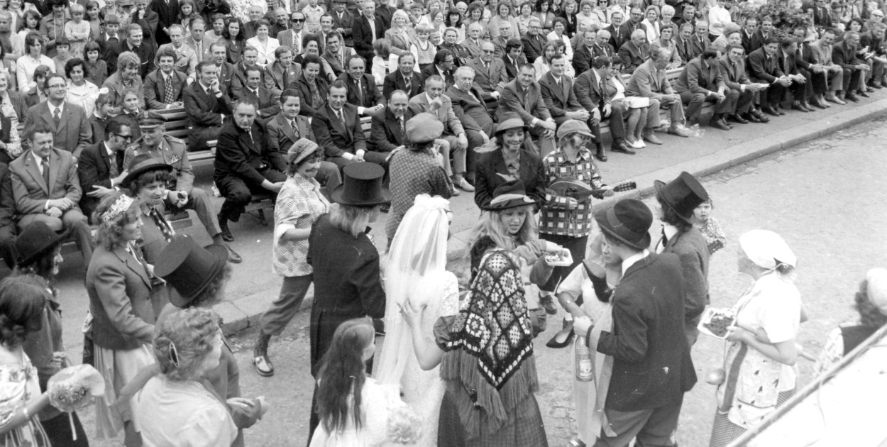 Pochód gwarkowski przechodził zawsze przez rynek, gdzie była trybuna honorowa, i kilkaset metrów za nią następowało jego rozformowanie. Fot. Archiwum Gwarka 