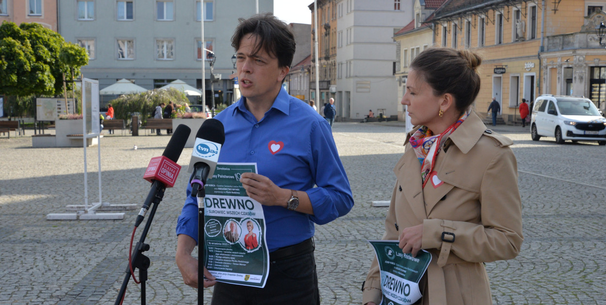 Posłowie Koalicji Obywatelskiej - Tomasz Głogowski i Monika Rosa zorganizowali na rynku w Tarnowskich Górach konferencję prasową Fot. Alicja Jurasz