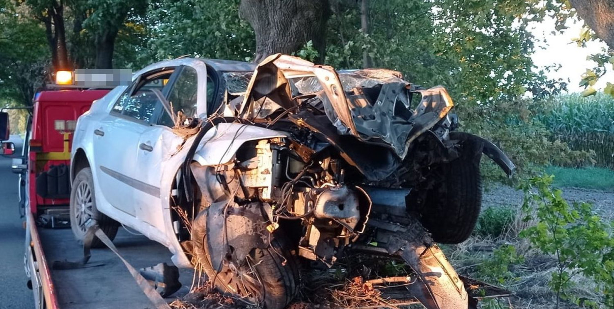 W Wieszowie kierowca reanult uderzył w drzewo i dachował. Fot. Archiwum policji