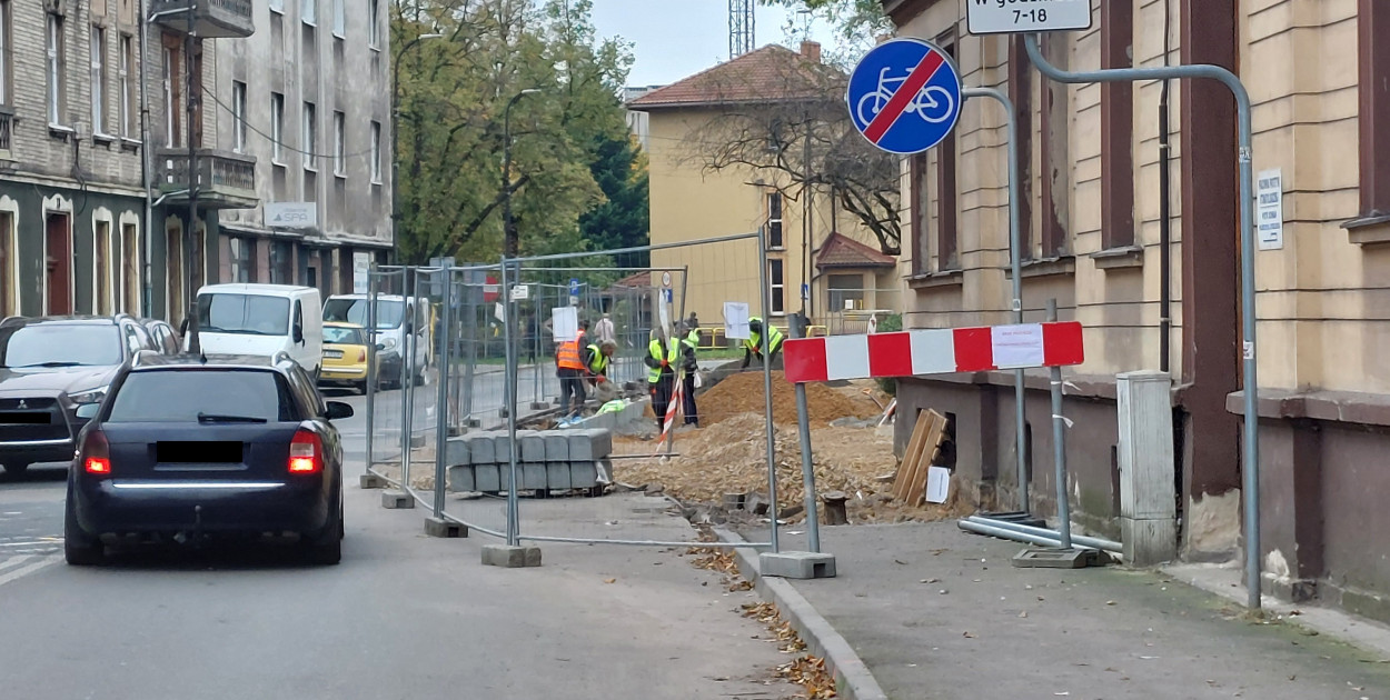 Trwa przebudowa ul. Sienkiewicza w Tarnowskich Górach. O szerokość budowanej tam drogi rowerowej, a tym samym zwężenie jezdni, pytają kierowcy. Fot. Jarosław Myśliwski