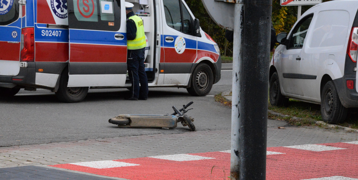 Dzisiaj w Tarnowskich Górach została potrącona młoda kobieta jadąca na hulajnodze elektrycznej. Do zderzenia doszło na przejeździe dla rowerzystów koło Parku Wodnego w Tarnowskich Górach. Fot. Jarosław Myśliwski