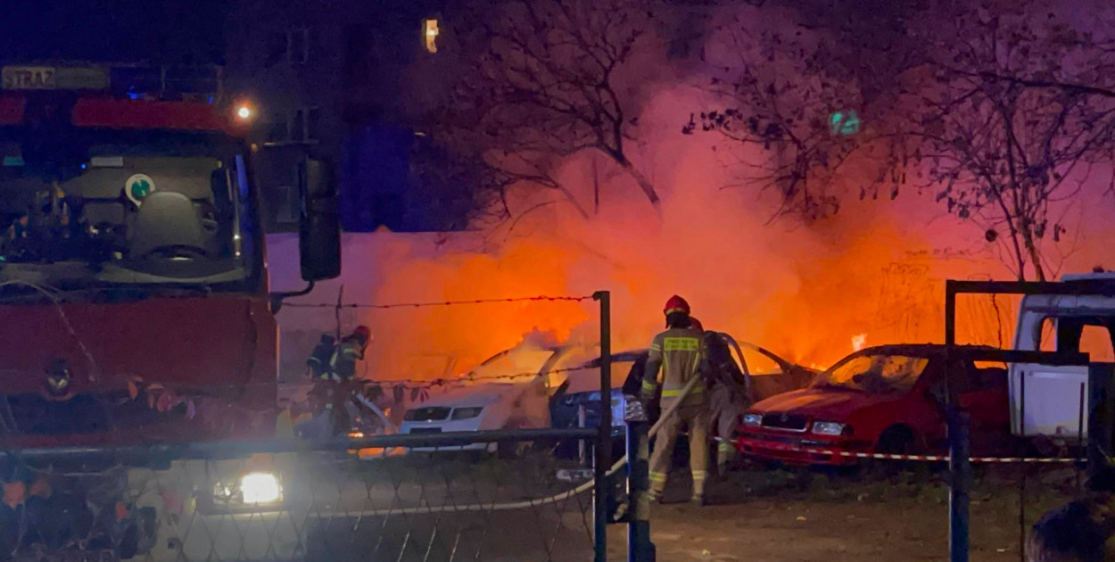 W nocy spłonęły trzy wraki na parkigu w Tarnowskich Górach. Fot. nadesłał Andrzej