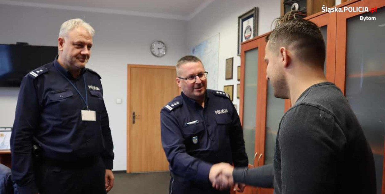 Komendant Miejski Policji w Bytomiu inspektor Andrzej Brzozowski i jego zastępca młodszy inspektor Damian Radziejowski spotkali się z panem Krzysztofem, jednym ze świadków. Fot. Archiwum KMP w Bytomiu 