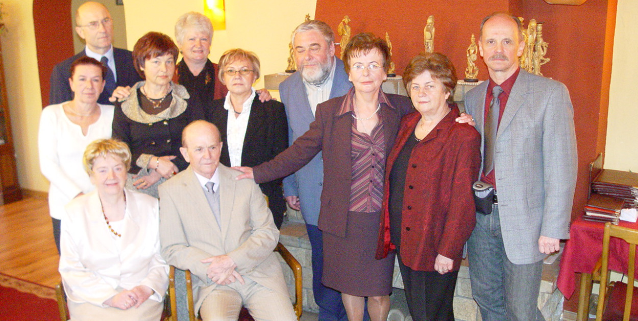 Byli nauczyciele Irmina Zgraj i Henryk Sporoń z uczestnikami zjazdu. Fot. Gabriel Kessner