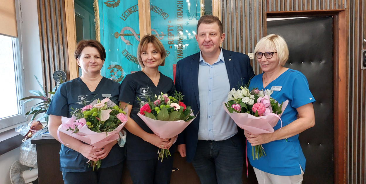 W środę część odznaczonych, która akurat była w pracy, dostała kwiaty od dyrektora GCR Norberta Komara. Fot. Agnieszka Reczkin