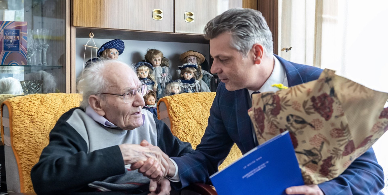 Pan Antoni Tomczyk z prezydentem Mariuszem Wołoszem. Fot. Archiwum UM w Bytomiu/Hubert Klimek 