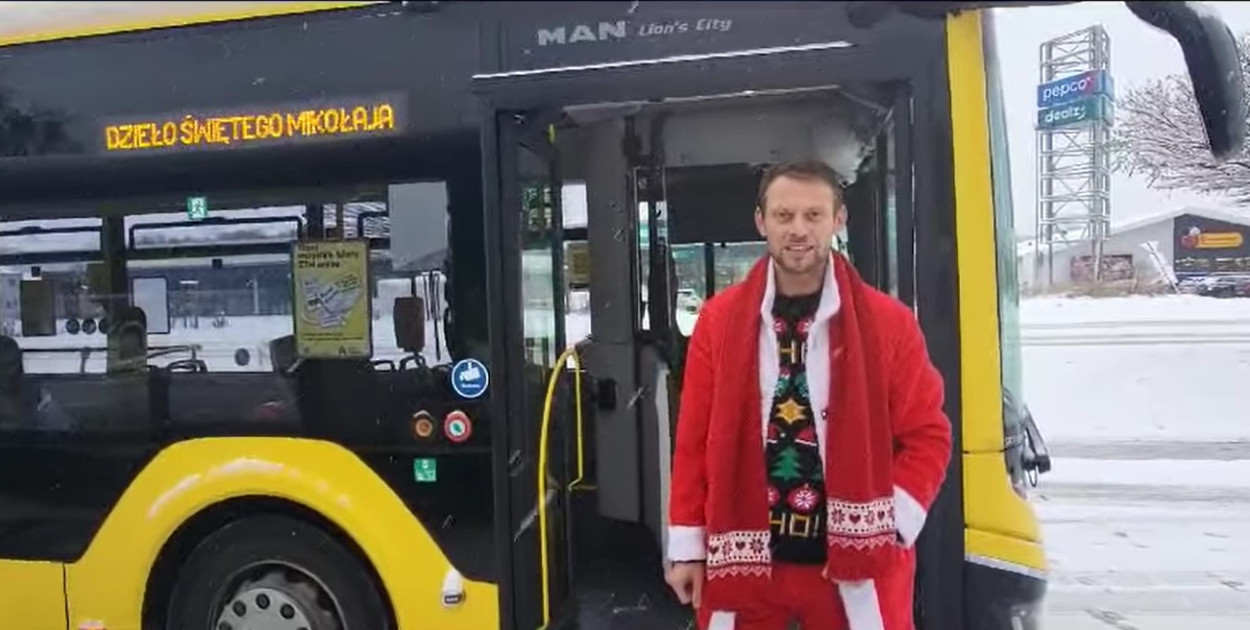 Św. Mikołaj przesiądzie się z tradycyjnych sań do..... autobusu PKM Świerklaniec. Fot. Zrzut ekranu 