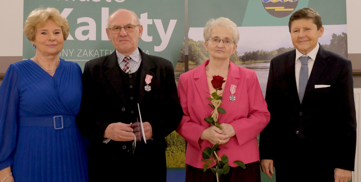 Medale z różą dla jubilatów. 50 i 60 lat po ślubie. Fot. UM Kalety