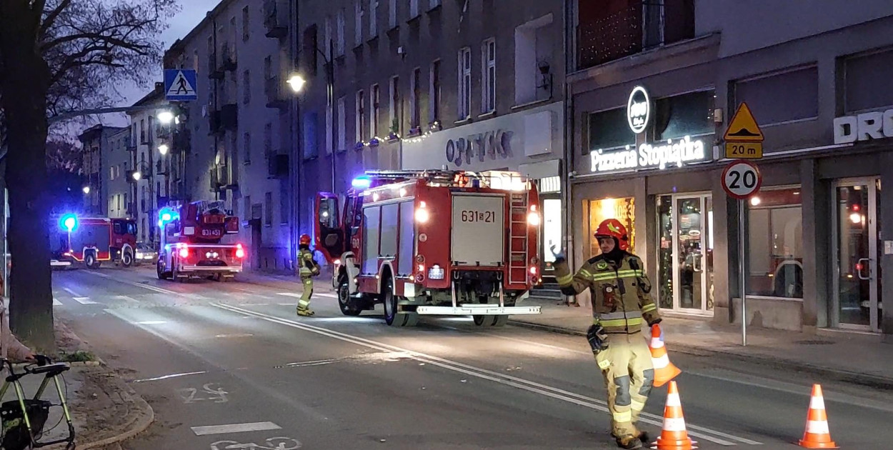 Tarnowskie Góry. Chciał wysadzić mieszkanie. Straż wstrzymała ruch na ulicy. Fot. Jarosław Myśliwski