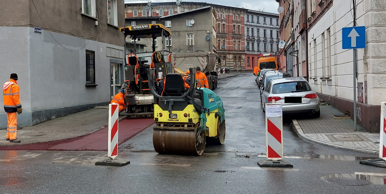 Tarnowskie Góry. Budują kontrapas dla rowerzystów. Na ul. Lelewela kierowcy podzielą się miejscem. Fot. Jarosław Myśliwski