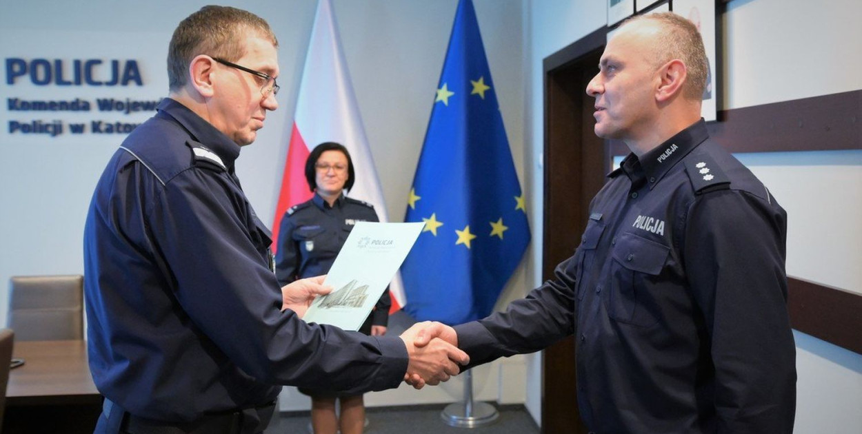 Nowy zastępca szefa tarnogórskich policjantów został wprowadzony przez Komendanta Wojewódzkiego Policji w Katowicach nadinspektora Romana Rabsztyna. Fot. Archiwum policji