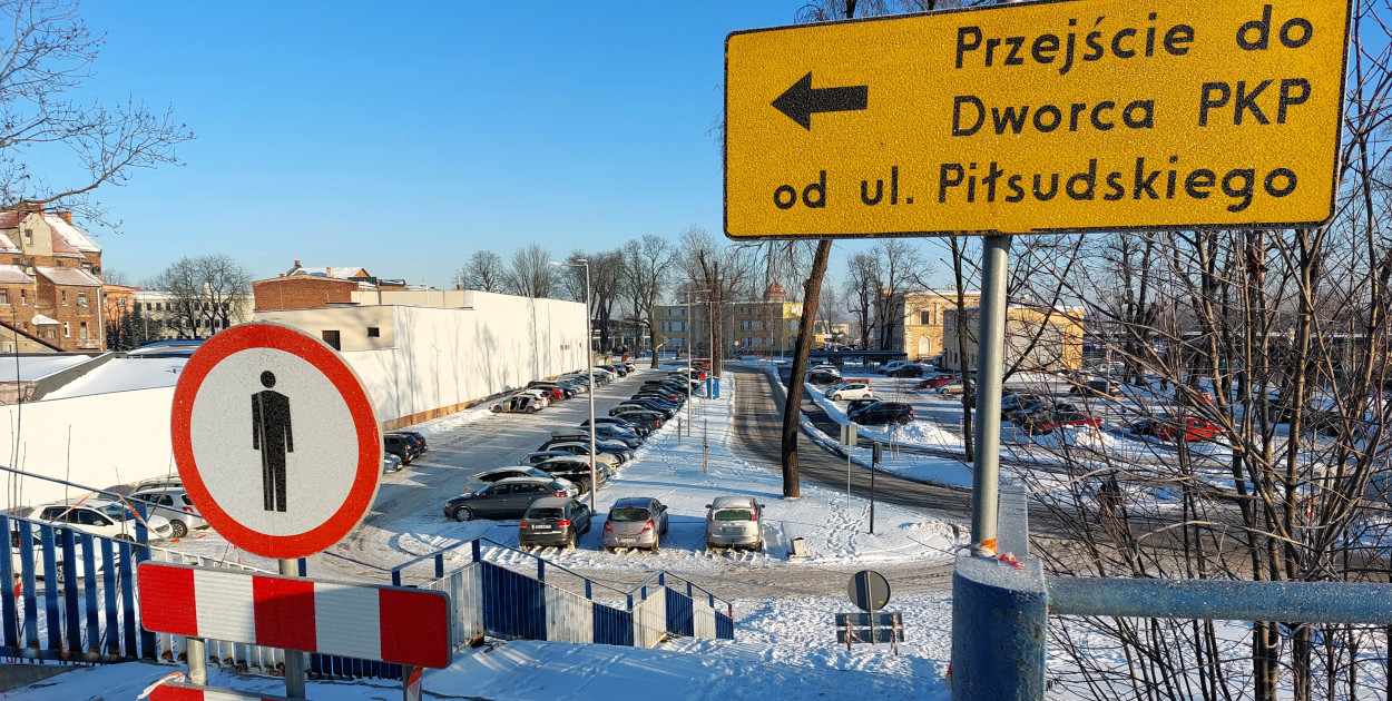 Tarnowskie Góry. Centrum przesiadkowe wybudowane. Ale schody w rozsypce. Fot. Jarosław Myśliwski