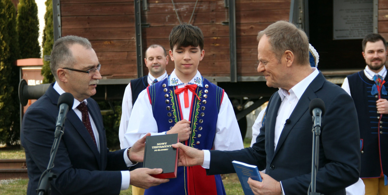 Na razie start w wyborach na burmistrza Radzionkowa deklaruje obecny włodarz miasta Gabriel Tobor. Na zdjęciu z Donaldem Tuskiem, który w marcu był w Radzionkowie. Fot. Archiwum UM Radzionków