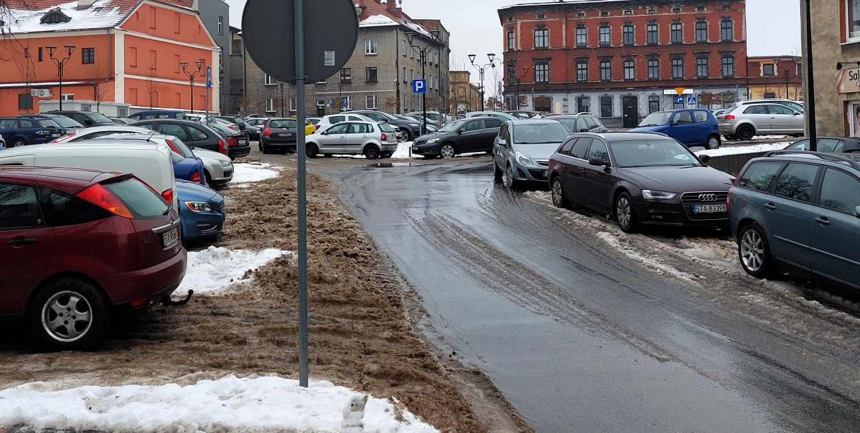 Tarnowskie Góry. Znalezienie wolnego miejsca na parkingu na terenie po Tarmilo graniczy z cudem . Fot. Jarosław Myśliwski