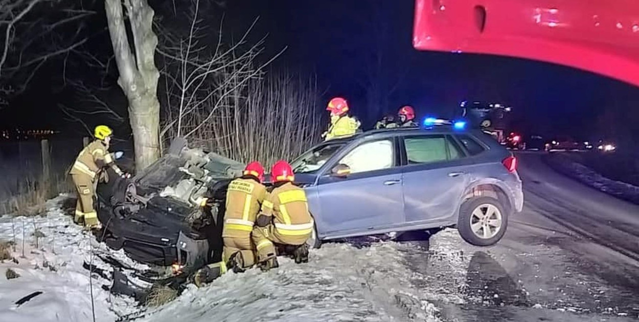 Ptakowice (gmina Zbrosławice). Audi w rowie. Samochód dachował po zderzeniu czołowym. Fot. Straż pożarna  Tarnowskie Góry