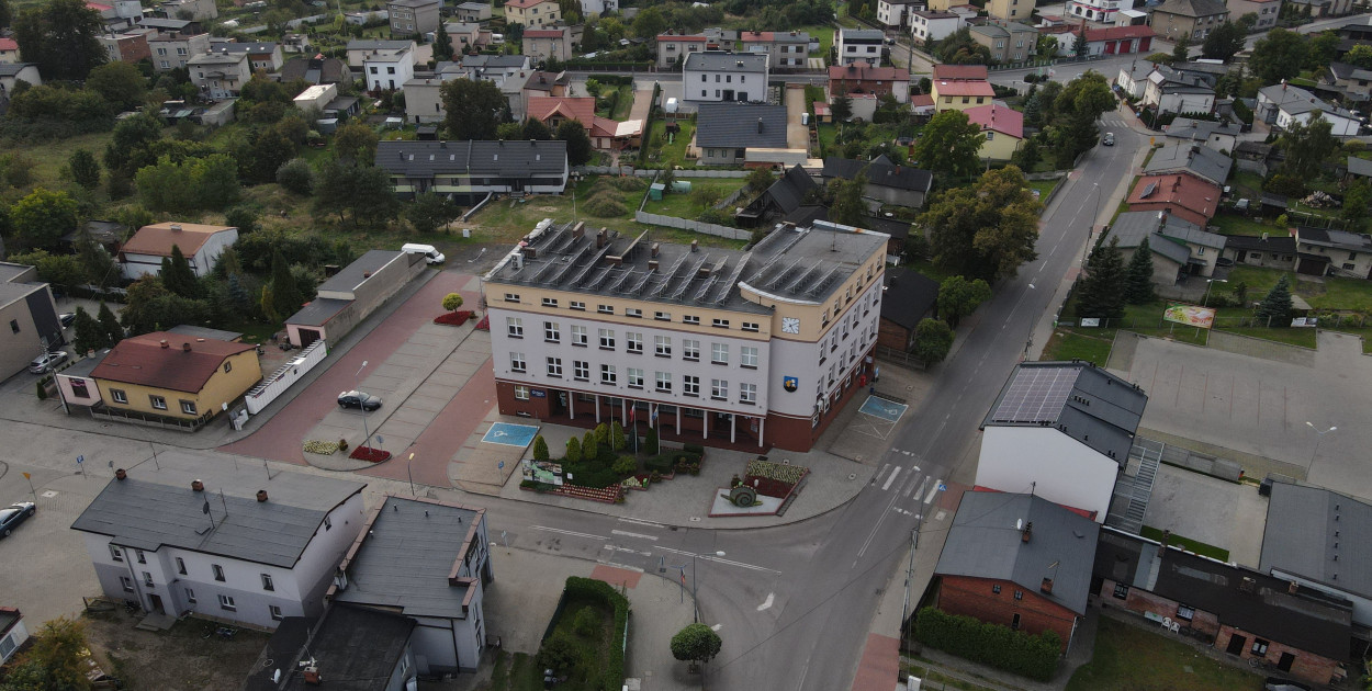 Urząd Miejski w Kaletach od wielu lat ma zamontowaną na dachu instalację fotowoltaiczną . Fot. Jarosław Myśliwski