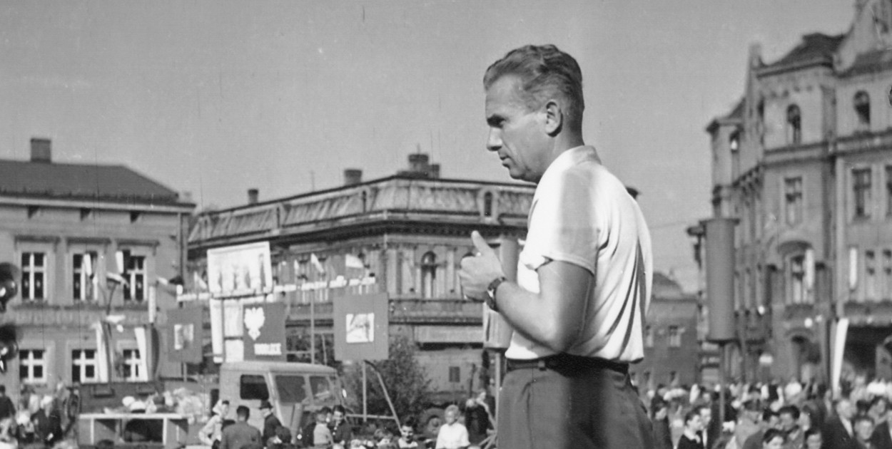 Antoni Gładysz, pomysłodawca i twórca Dni Tarnogórskich Gwarków, przemawia do tłumu tarnogórzan podczas piątej edycji imprezy, 1-4 września 1962 r. Archiwum SMZT 