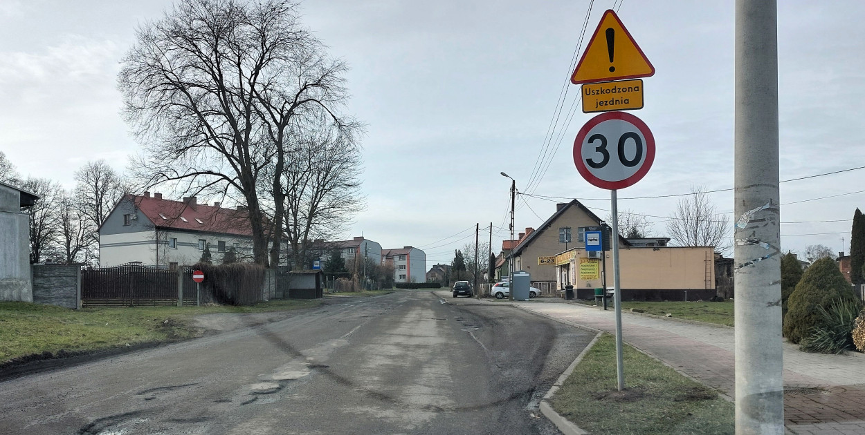 Działania ZDP ograniczają się do wprowadzania znaków ograniczających prędkość do 30 km/h i słupków kierunkowych, a są miejsca gdzie nawet przy tej prędkości można uszkodzić koło - napisał sołtys Wilkowic. Fot. Jarosław Myśliwski