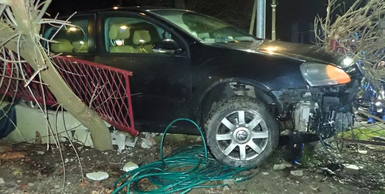 Tarnowskie Góry. Nocną jazdę zakończył na płocie. Fot. Policja Tarnowskie Góry