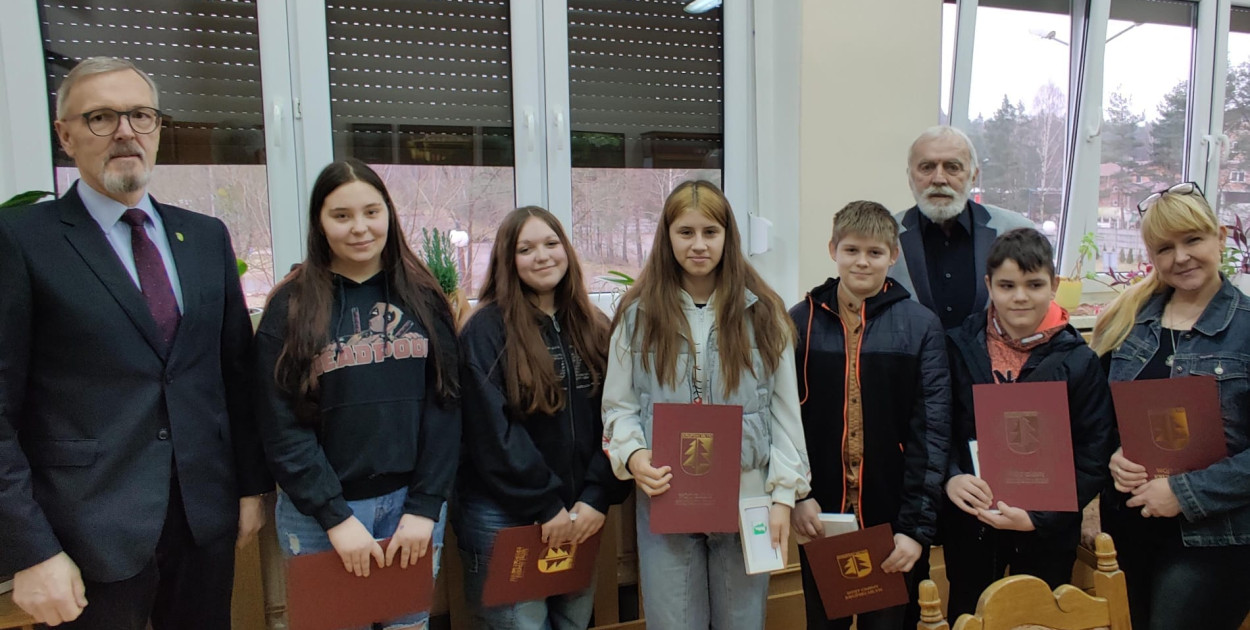  Cała piątka pod koniec lutego otrzymała dyplomy od wójta gminy Franciszka Sufy. Fot. Archiwum J. Michałek 