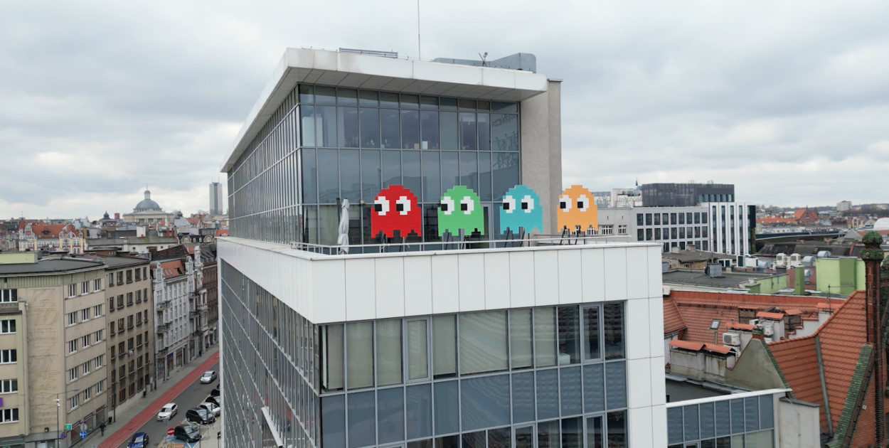 Cztery duszki – Pinky, Inky, Blinky i Clyde – znane z gry komputerowej „Pac-Man” zamontowano na dachu Urzędu Miasta Katowice. Fot. UM Katowice