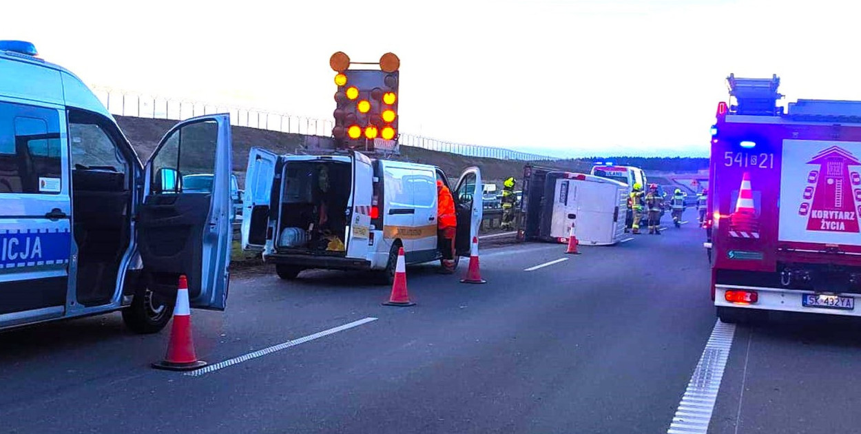 Ostra jazda na autostradzie A1 w Ożarowicach. Pasażer trafił do szpitala. Fot. OSP Ożarowice