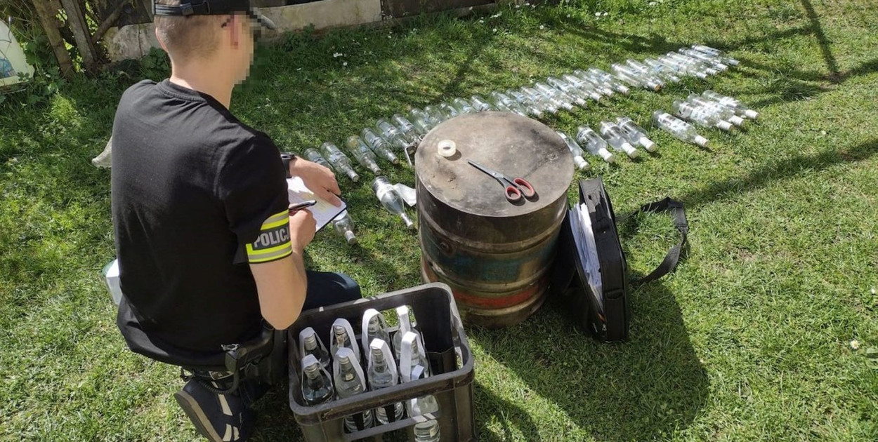 Policjanci z Tarnowskich Gór zwalczający przestępczość gospodarczą zatrzymali  mężczyznę, który na terenie ogródka działkowego nielegalnie wyrabiał alkohol etylowy. Zabezpieczyli ponad 20 litrów gotowego alkoholu, a także niezbędną do jego wytworzenia aparaturę. Fot. Policja Tarnowskie Góry