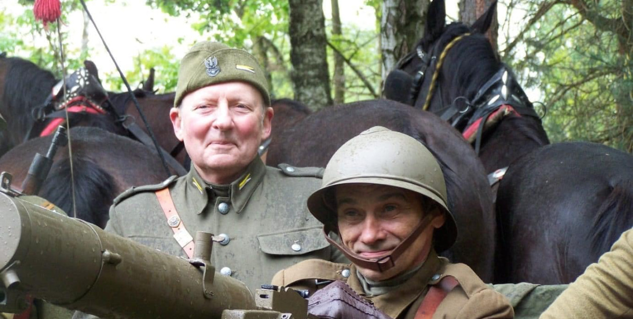 Pierwszy z lewej chorąży Zbigniew Regulski, spiritus movens stworzenia repliki taczanki. Fot. Archiwum szwadronu