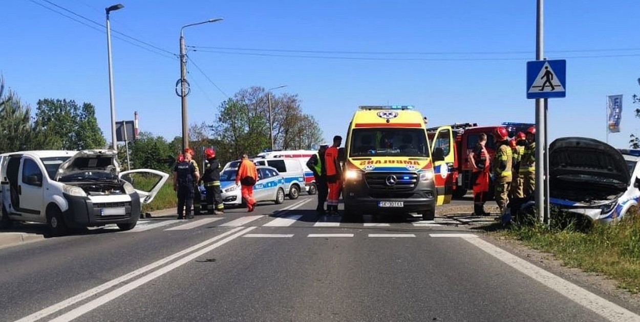 W Tarnowskich Górach przed godz. 15 doszło do zderzenia dwóch samochodów, jeden to radiowóz. Fot. Policja