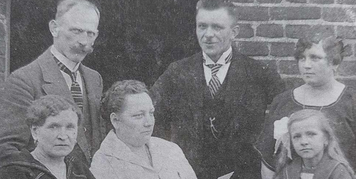 Wojciech Płóciennik (drugi od lewej) z żoną Władysławą (w białym stroju) i rodziną. Fot. Archiwum