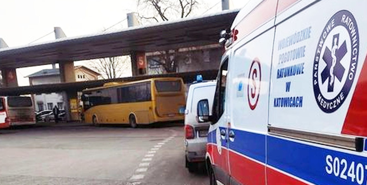 Na dworzec autobusowy w Tarnowskich Górach wezwano dzisiaj pogotowie ratunkowe. Wzorowo zachowała się obecna na miejscu trójka młodych ludzi, która rozpoczęła reanimację. Niestety kobiety nie udało się uratować. Fot. 