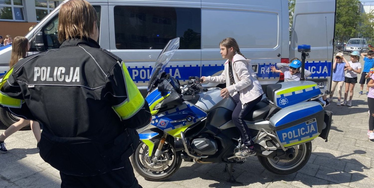 Tarnogórskich policjantów nieraz można zobaczyć na imprezach dla dzieci. Rok temu byli m.in. w Szkole Podstawowej nr 15 w Tarnowskich Górach. Fot. Archiwum policji