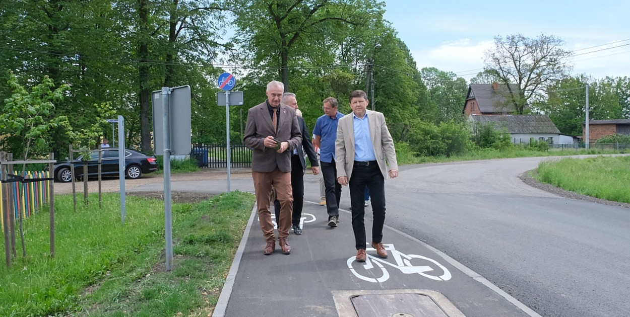 W poniedziałek odbył się odbiór końcowy ścieżki pieszo-rowerowej w Kaletach-Zielonej. Biegnie od skrzyżowania z drogą wojewódzką nr 908 (ul. Tarnogórska) do ul. Wierzbowej, niedaleko pałacu w Zielonej.  Fot. UM Kalety