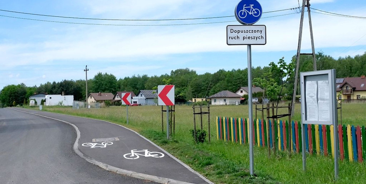 W Kaletach - Zielonej wybudowano ścieżkę rowerowo-pieszą prowadzącą w kierunku stawów w Zielonej. Pierwszeństwo na niej mają rowerzyści. Nie wszystkim się to podoba.  Fot. UM Kalety