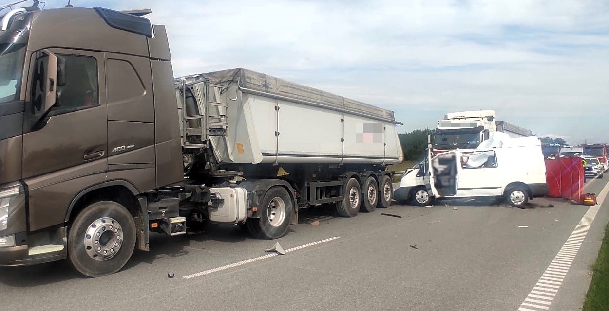 Na autostradzie A1 koło Woźnik doszło do wypadku ze skutkiem śmiertelnym. Fot Straż Pożarna Lubliniec