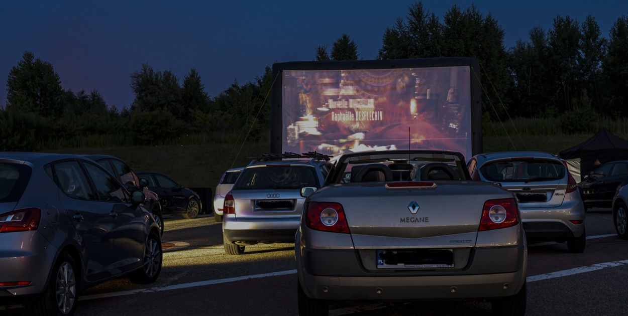 Kino samochodowe za darmo. Dla widzów bez auta leżaki. Kultowy film -  gwarek.com.pl