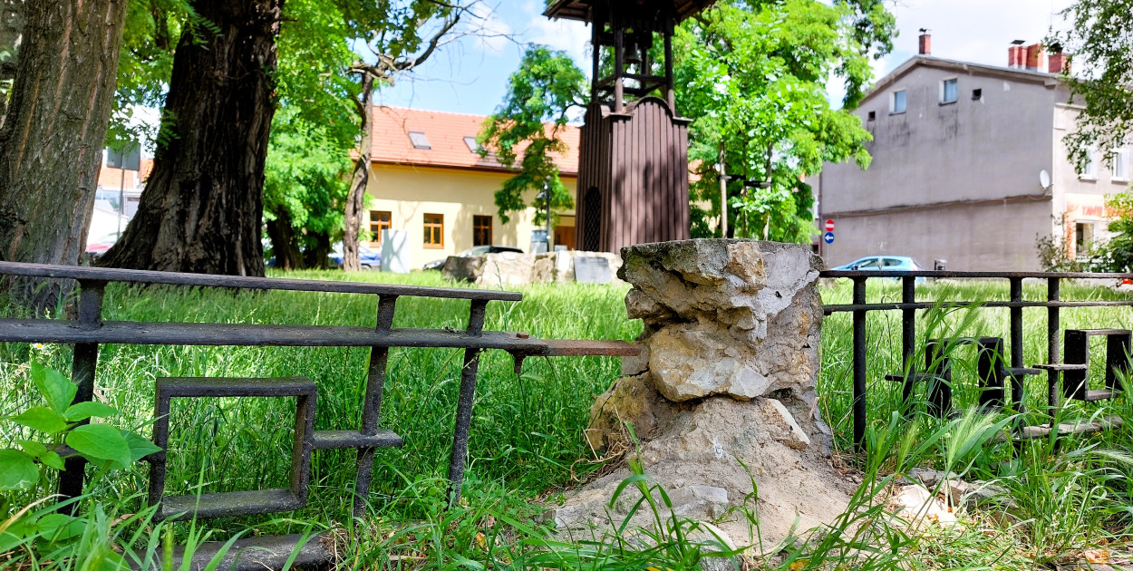 Dzwonnica przy pl. Gwarków w Tarnowskich Górach jest otoczona ogrodzeniem, które w wielu miejscach się rozlatuje.  Fot. Jarosław Myśliwski