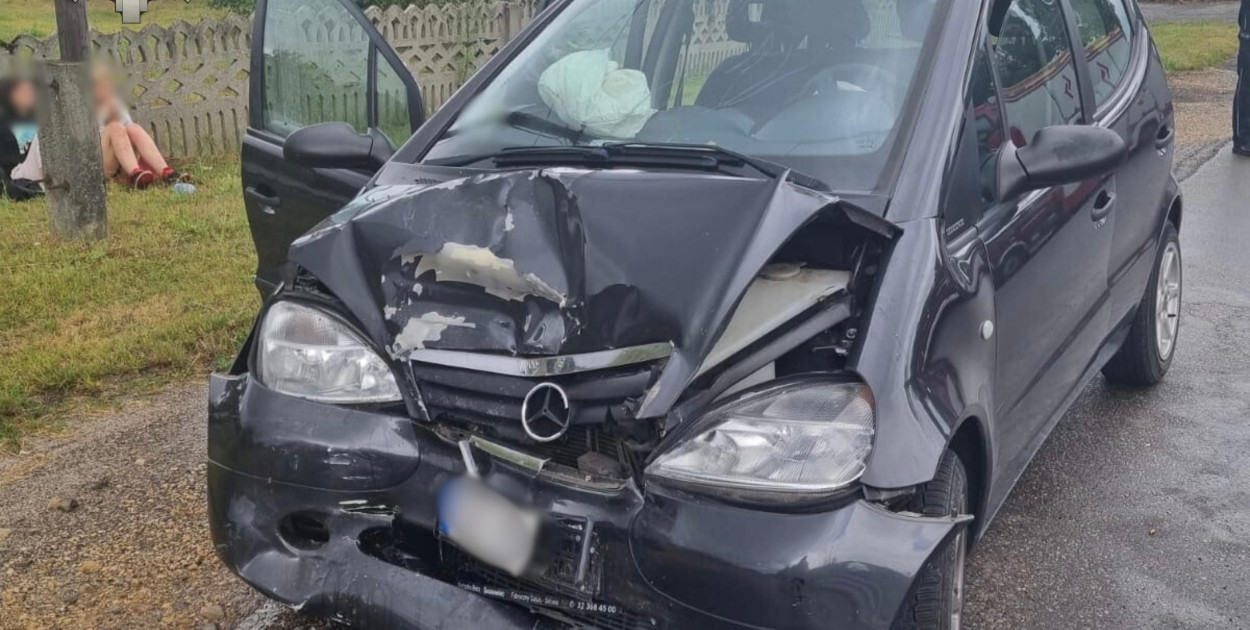 Dzisiaj przed godz. 9 niedaleko Airport Katowice w Pyrzowicach doszło do zderzenie mercedesa z TIR-em. Jak informuje policja z Tarnowskich Gór na drodze są utrudnienia w ruchu. Fot. Policja Tarnowskie Góry