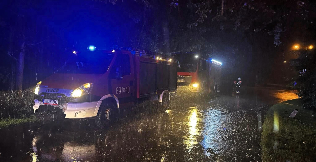 Dzisiaj w nocy samochód marki BMW staranował bariery mostu i wpadł do koryta rzeczki nazywanej przez mieszkańców Kalet Zimną Wódką.  Fot. OSP Kalety