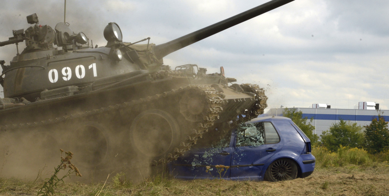 Tank crash podczas Tarnogórskiego Pikniku Militarnego. Tym czołgiem zostanie podjęta próba ustanowienia rekordu Guinnessa w jak największej liczbie zmiażdżonych samochodów. Fot. Jędrzej Myśliwski