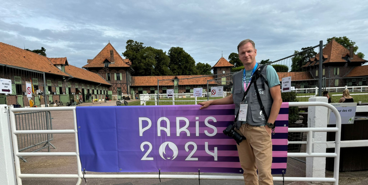 Łukasz Kowalski, znany fotograf z Tarnowskich Gór, ma akredytację Międzynarodowej Federacji Jeździeckiej i oficjalnie wykonuje zdjęcia na igrzyskach olimpijskich w Paryżu. Fot. Archiwum Ł. Kowalskiego