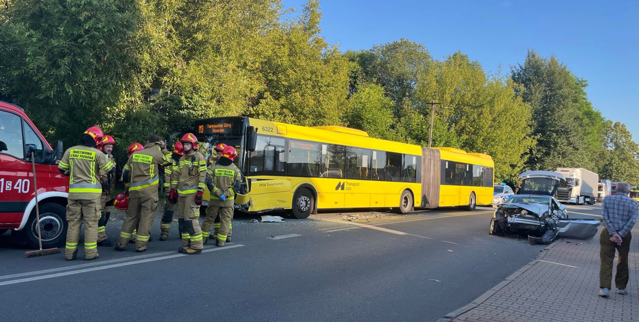 Czołowe zderzenie osobówki z autobusem w Tarnowskich Górach. Fot. Katarzyna Majsterek 